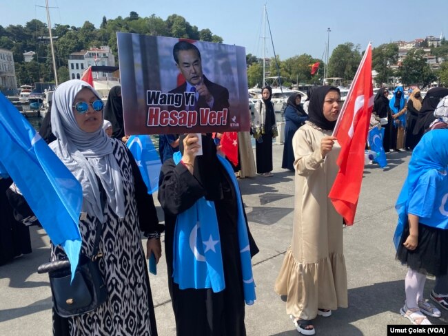 İstanbul’da yaşayan Uygurlar, Çin Dışişleri Bakanı Wang Yi'nin Türkiye ziyaretini protesto etti.
