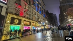 ส่วนหนึ่งของการสร้างสรรค์ผลงานตกแต่งหน้าต่างหน้าร้านช่วงเทศกาลวันหยุดสิ้นปีในนครนิวยอร์ก