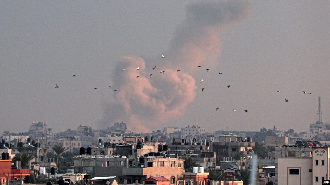 Dim se podiže iznad zgrada u Kan Junisu, nakon izraelskog bombardovanja, na fotograiji napravljenoj iz Rafe, na jugu Pojasa Gaze, 5. februara 2024.