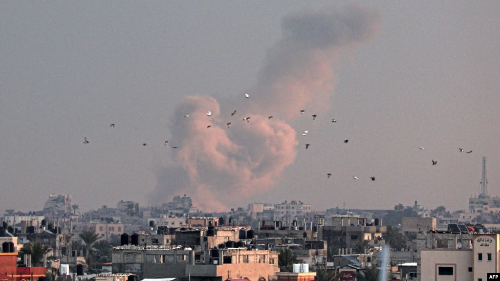 2024年2月5日，以色列轰炸后，从加沙地带南部拉法拍摄的一张照片显示，汗尤尼斯的建筑物上空升起浓烟。（法新社照片）(photo:VOA)