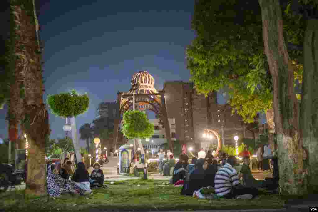Families and friends spend their free time in outdoor public spaces to save money on their basic utility bills at home amid Egypt's cost-of-living crisis and extreme heat in Cairo. (Hamada Elrasam/VOA) 