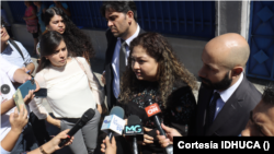 Conferencia de prensa en apoyo a periodista Victor Barahona, quien fue citado al juzgado para revisión de medidas. [Fotografía IDHUCA]