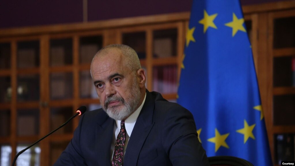 Kryeministri Edi Rama gjatë konferencës së jashtëzakonshme për shtyp në mbrëmje