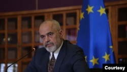 Kryeministri Edi Rama gjatë konferencës së jashtëzakonshme për shtyp në mbrëmje