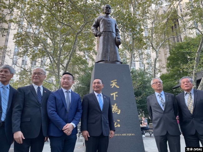 台湾总统大选国民党参选人侯友宜在纽约哥伦布关于拜谒孙中山铜像后与纽约中华公所主席曾维康（左三）和国民党副主席夏立言（左二）及侨领一起合影。（方冰拍摄）