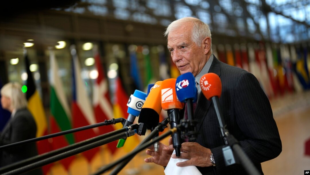Kepala Kebijakan Luar Negeri Uni Eropa, Josep Borrell dalam konferensi pers setibanya di gedung Dewan Eropa di Brussels, untuk menghadiri pertemuan para menteri luar negeri dan pertahanan Uni Eropa, Selasa, 14 November 2023. (AP/Virginia Mayo)