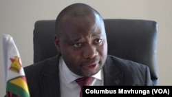 Persistence Gwanyanya, miembro de la junta directiva del Banco de la Reserva de Zimbabwe, habla en Harare, el 28 de junio de 2024.
