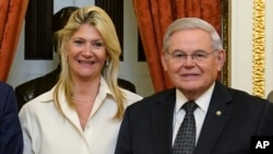 资料照片：美国联邦参议员鲍勃·梅嫩德斯（Bob Menendez）及妻子。（2022年12月20日）