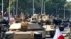 Американський танк Абрамс на озброєнні армії Польщі під час військового параду у Варшаві 15 серпня 2023 р. 