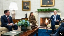 美国总统拜登2024年2月27日在白宫椭圆形办公室与国会领导人会晤。