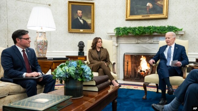조 바이든(오른쪽) 미국 대통령과 카멀라 해리스(가운데) 부통령, 마이크 존슨 하원의장이 27일 백악관 오벌오피스(대통령 집무실)에서 회동하고 있다.