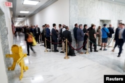 Ljudi čekaju u redu kako bi pokušali ući na saslušanje o neidentifikovanim anomalnim pojavama na Capitol Hillu u Washingtonu, 26. jula 2023.