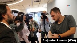 Tomer Zadik, de 24 años, recibió tres disparos en el brazo el 7 de octubre. El sobreviviente muestra sus heridas a la prensa, en Tel Aviv, el 11 de diciembre de 2023.