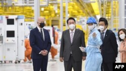 지난해 5월 한국을 방문한 조 바이든 미국 대통령이 윤석열 한국 대통령과 함께 삼성전자 평택 공장을 방문했다.