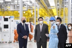 Presiden AS Joe Biden (kiri) dan Presiden Korea Selatan Yoon Suk Yeol (kedua dari kiri) mengunjungi Kampus Samsung Electronic Pyeongtaek di Pyeongtaek, 20 Mei 2022. (Foto: Kim Min-Hee/Pool/AFP)