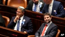资料照片：以色列议会右翼成员伊塔马·本·格维尔(左)和比撒列·斯莫赫里特参加议员的宣誓就职仪式。(2022年11月15日