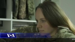 Ushtaret ukrainase pajisen me uniforma të posaçme për gratë