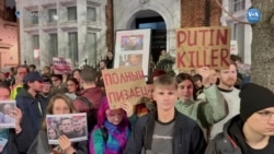İngiltere’deki Ruslar büyükelçilik binasının önünde toplandı
