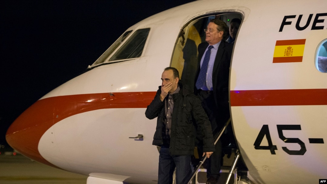 FILE - Kidnapped journalist Marc Marginedas, left, arrives in Spain, after being released by Islamic State, March 2, 2014. Now, nearly 10 years later, the film "Return to Raqqa" recounts the hostages' treatment at the hands of militants. (Handout by Jordi Cotrina/Released by AFP)