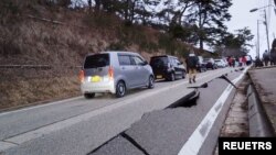 Japonya'daki deprem dolayısıyla bazı yollarda yarıklar meydana geldi.