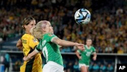 Denise O'Sullivan de Irlanda y Kyra Cooney-Cross de Australia, a la izquierda, observan el balón durante el partido de fútbol de la Copa Mundial Femenina entre Australia e Irlanda en el Estadio Australia en Sydney, Australia, el jueves 20 de julio de 2023.