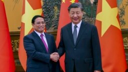 Vijetnamski premijer Pham Minh Chinh, lijevo, rukuje se s kineskim predsjednikom Xi Jinpingom prije njihovog sastanka u Pekingu, 27. juna 2023