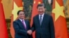 资料照片：中国国家主席习近平在北京同越南总理范明正握手。（2023年6月27日）