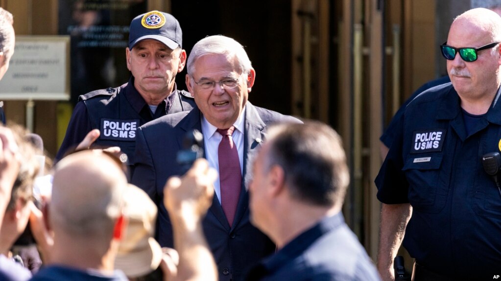Senatori Bob Menendez duke u larguar nga gjykata federale në Manhatan, 15 korrik 2024 - Nju Jork