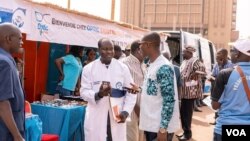 Lionel Anicet Ilboudo, commissaire général du salon, faisant le tour des stands, Ouagadougou, le 04 février 2024 (VOA/Lamine Traoré)