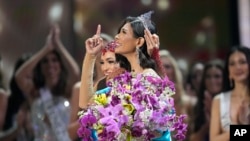 Miss Nicaragua Sheynnis Palacios reacts after being crowned Miss Universe at the 72nd Miss Universe Beauty Pageant in San Salvador, El Salvador, Nov. 18, 2023.