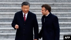 ប្រធានាធិបតី​ចិន​លោក Xi Jinping (ឆ្វេង) និយាយ​ជាមួយ​សមភាគី​របស់​លោក គឺ​ប្រធានាធិបតី​បារាំង​លោក Emmanuel Macron គ្រាដែល​ពួកអស់​លោក​ទៅ​ដល់​ទីកន្លែង​នៃ​ពិធី​ស្វាគមន៍​ជា​ផ្លូវការ​ក្នុង​រដ្ឋធានី​ប៉េកាំង​នៅ​ថ្ងៃទី៦ ខែមេសា ឆ្នាំ២០២៣។
