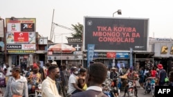 Vibanda vya wafanyabiashara wa sarafu katika soko la 'Kintambo Magasin' lililoko katika jiji la Kinshasa. Picha na Arsene MPIANA / AFP