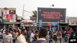 Vibanda vya wafanyabiashara wa sarafu katika soko la 'Kintambo Magasin' lililoko katika jiji la Kinshasa. Picha na Arsene MPIANA / AFP