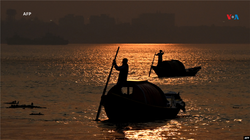  Desde India: Los turistas disfrutan de paseos en barco durante la puesta de sol en la víspera de Año Nuevo en el río Hooghly, en Calcuta, el 31 de diciembre de 2023. &nbsp; 