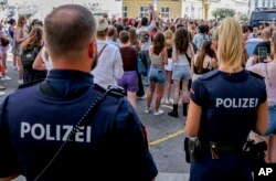 Polisi berdiri di dekat tempat berkumpulnya para fans Swift di Wina, Jumat, 9 Agustus 2024. (Heinz-Peter Bader/AP)