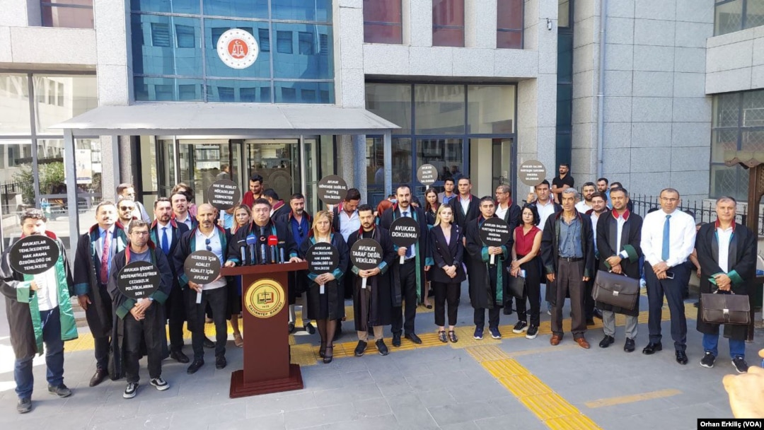 Gaziantep Adalet Sarayı önünde biraraya gelen avukatlar adına Gaziantep Barosu Başkanı İskender Kahraman,basın açıklaması yaptı.