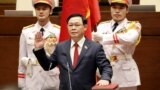 Ảnh của Thông tấn xã Việt Nam ngày 31/3/2021 chụp ông Vương Đình Huệ tuyên thệ nhậm chức chủ tịch Quốc hội nhiệm kỳ 2021-2026.