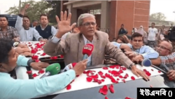 কারাগার থেকে মুক্তি পাওয়ার পর সাংবাদিকদের সঙ্গে বিএনপি মহাসচিব মির্জা ফখরুল ইসলাম আলমগীর। ১৫ ফেব্রুয়ারি, ২০২৪। 