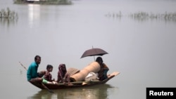 বাংলাদেশের সিলেটে শেষ সম্বল টুকু নিয়ে নৌকায় চড়ে আশ্রয় খুঁজছে বন্যা দুর্গত মানুষ। (ফাইল ছবি) 