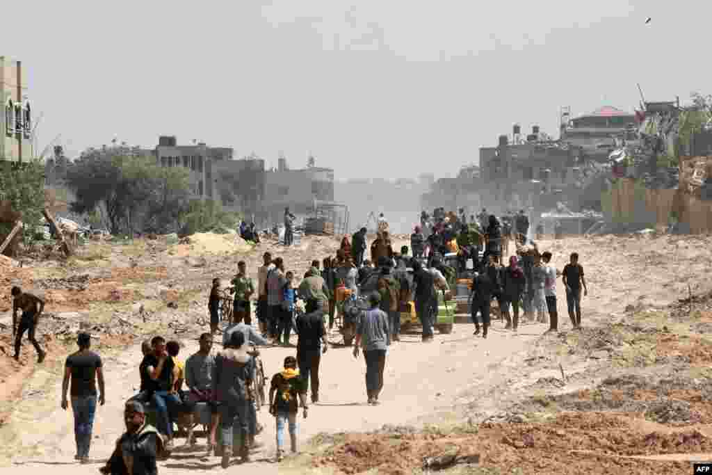 Palestinians who had taken refuge in Rafah, leave the city to return to Khan Yunis after Israel pulled its ground forces out of the southern Gaza Strip.