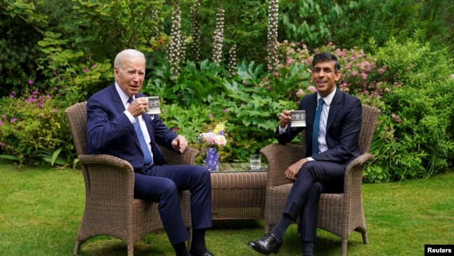 El presidente estadounidense Joe Biden se reúne con el primer ministro británico Rishi Sunak en el número 10 de Downing Street en Londres, Gran Bretaña, el 10 de julio de 2023. REUTERS/Kevin Lamarque