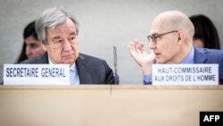 Sekretaris Jenderal PBB Antonio Guterres (kiri) dan Komisaris Tinggi PBB untuk Hak Asasi Manusia Volker Turk pada pembukaan sesi ke-55 Dewan Hak Asasi Manusia di Jenewa, 26 Februari 2024. (GABRIEL MONNET / AFP)