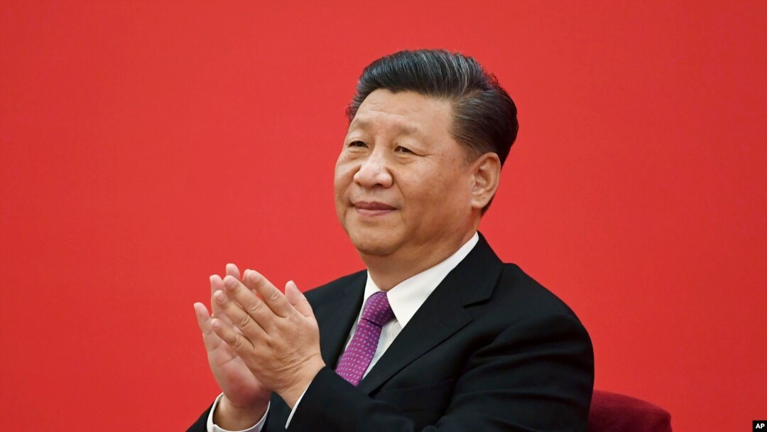 Presiden China Xi Jinping bertepuk tangan saat mendengarkan Presiden Rusia Vladimir Putin melalui tautan video, dari Aula Besar Rakyat di Beijing pada 2 Desember 2019. (Foto: via AP)