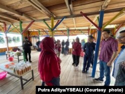 Senator Hawaii Christopher Lee bersama Bupati Wakatobi H. Haliana dan tim dari Kementerian Kelautan dan Perikanan mendengarkan penjelasan mengenai bisnis rumput laut di Desa Liya Togo, Wakatobi, Sulawesi Tenggara, 22 Juni 2023. (Foto: Putra Aditya/YSEALI)