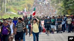 Para migran Meksiko berangkat dengan berjalan kaki dari Tapachula, Meksiko, menuju perbatasan AS, Minggu, 24 Desember 2023, beberapa hari sebelum kunjungan Menteri Luar Negeri AS Antony Blinken. (Foto: Edgar H. Clemente/AP Photo)