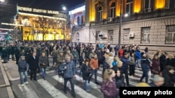 Građani tokom 11. protesta zbog izbornih nepravilnosti, na početku šetnje od sedišta RIK-a do RTS-a, u Beogradu, 28. decembra 2023. (Foto: FoNet)