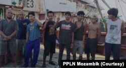 WNI di kapal seusai memilih di kotak suara keliling di Mozambik. (Foto: Courtesy/PPLN Mozambik)