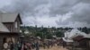 Watu wakitembea katikati ya mji wa Kishishe, huko mashariki mwa DRC, terehe 5 Aprili 2023. Picha na ALEXIS HUGUET / AFP.
