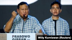 Calon presiden Prabowo Subianto, menyampaikan pidato bersama pasangannya Gibran Rakabuming Raka saat acara peninjauan hasil pemilu di Jakarta, 14 Februari 2024. (Foto: REUTERS/Willy Kurniawan)