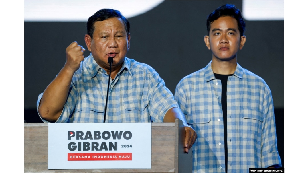 Calon presiden Prabowo Subianto, menyampaikan pidato bersama pasangannya Gibran Rakabuming Raka saat acara peninjauan hasil pemilu di Jakarta, 14 Februari 2024. (Foto: REUTERS/Willy Kurniawan)